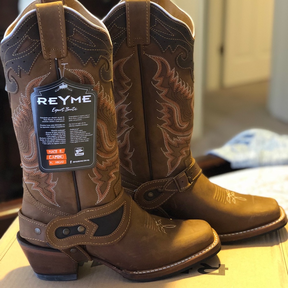 Cowgirl Boots new with tags size 9